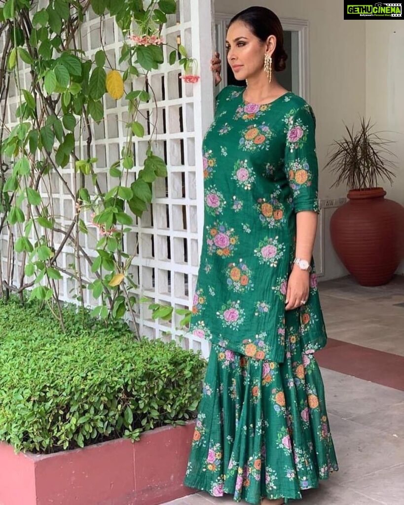 Lisa Ray Instagram - Third year anniversary of launching #Closetothebone A caravan of appearances across India ensued. Marvelling at the diversity of audiences we reached. Very grateful that my words continue to be read, and shared. And of course thank you @dipikablacklist for styling. And @harpercollinsin for all the support. Next book is in process.