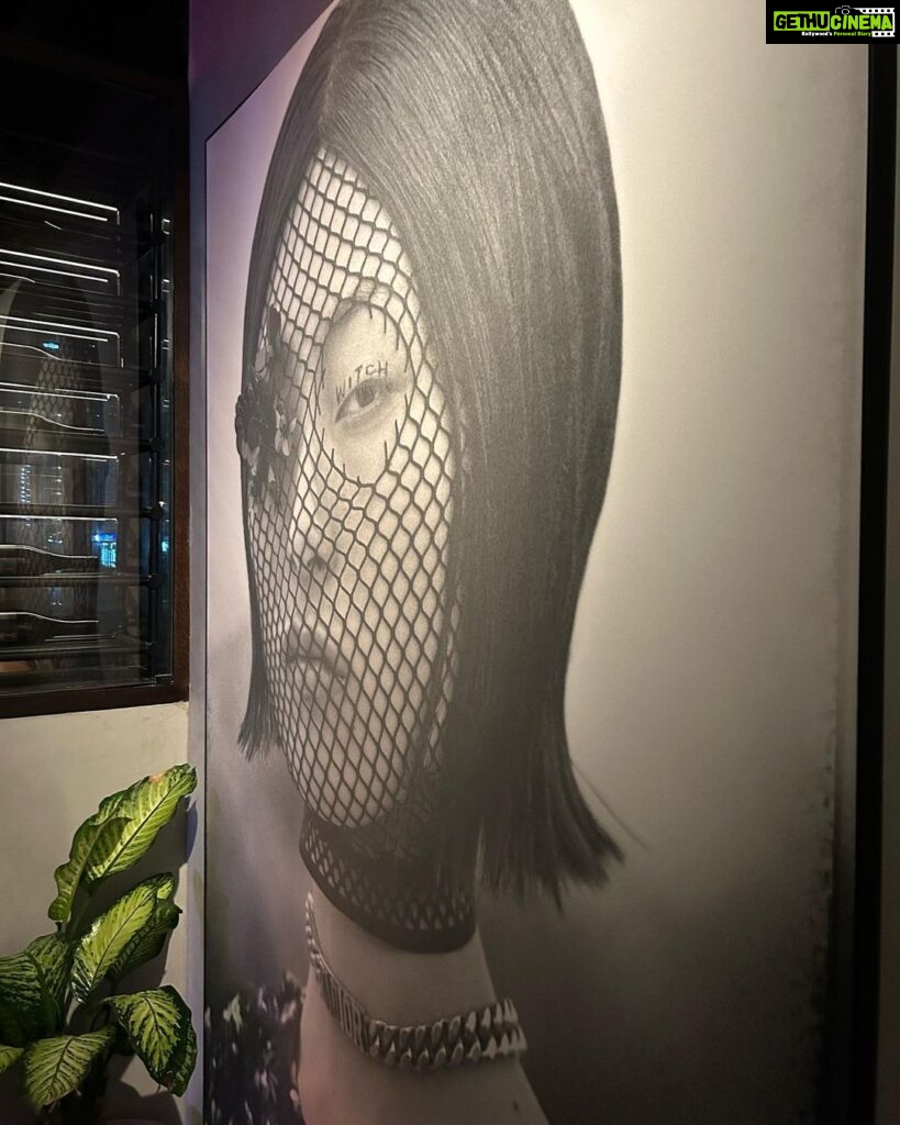 Lisa Ray Instagram - Last night at secret supper club turned flavour forward new restaurant @hawker.boi in JLT. The secret chef has everyone sleuthing while I mainly focused on the art. And the food. ……. @shalini_dosaj #AkshayDosaj #wouldyourather #dubainights #andmadfriends