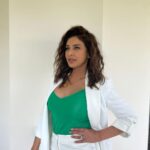 Lisa Ray Instagram – 90s hair forever 🤟🏼 best hair decade, right?! 

Hair that deserves it’s own postal code. 

Bring back back-combing realness 

Shouty-bouncy-messy-sexy-not trying too hard I just woke up this way hair

Who’s with me?

…………………….

MUH @binapunjani