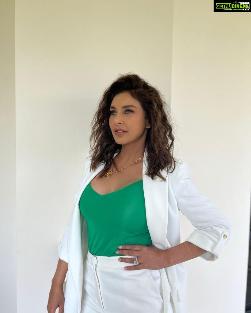 Lisa Ray Instagram - 90s hair forever 🤟🏼 best hair decade, right?! Hair that deserves it’s own postal code. Bring back back-combing realness Shouty-bouncy-messy-sexy-not trying too hard I just woke up this way hair Who’s with me? ……………………. MUH @binapunjani
