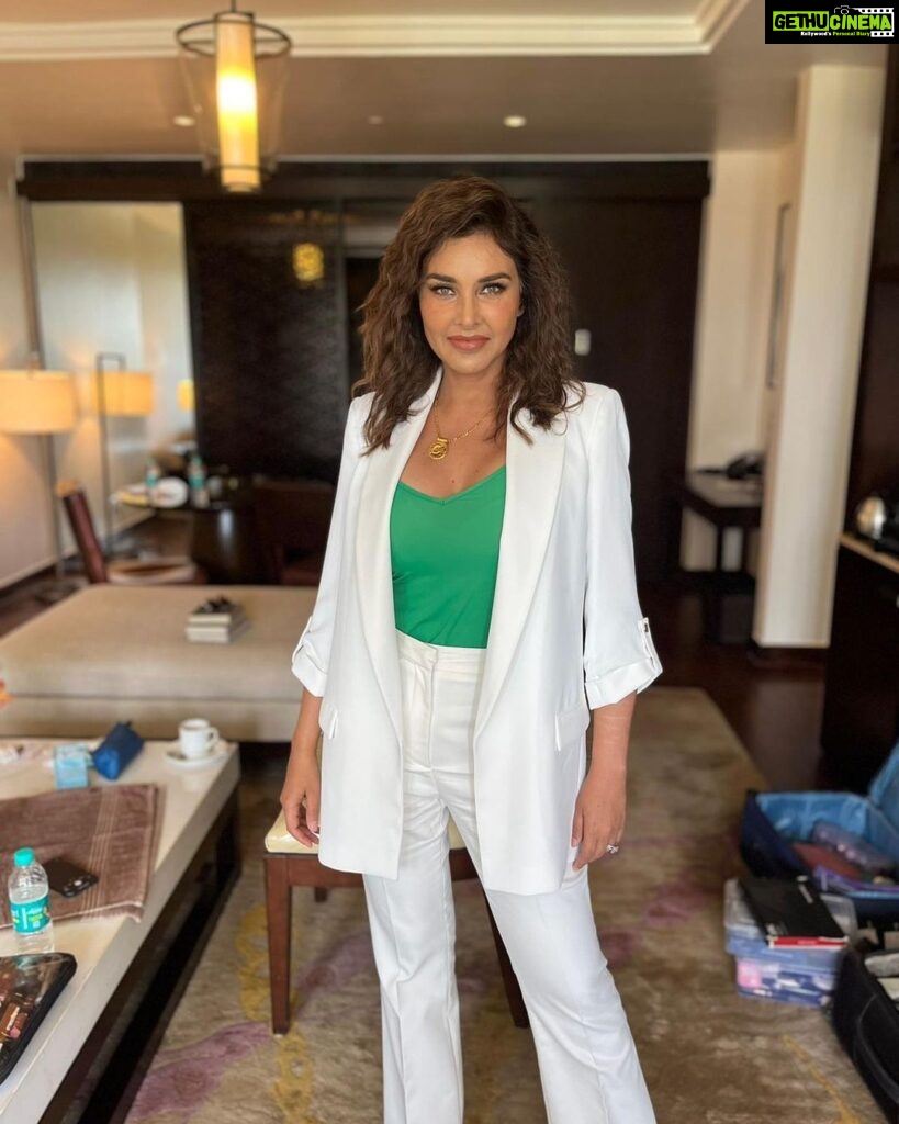 Lisa Ray Instagram - 90s hair forever 🤟🏼 best hair decade, right?! Hair that deserves it’s own postal code. Bring back back-combing realness Shouty-bouncy-messy-sexy-not trying too hard I just woke up this way hair Who’s with me? ……………………. MUH @binapunjani