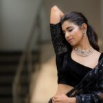 Lisha Chinnu Instagram - 🐝📽️🦅 . . . #lifeoflee Muah @mua_vijisharath @makeup_sharathbhushan Styled by @labelswarupa Camera @camerasenthil Jewellery @kirtilalsonline Location @anora_artstudio #black #sareelove #indianwear #instafasion #llifeoflee #love #livemusic #bosslady #sareeaddict #movielovers #actress #kollywood #mollywood #bollywood