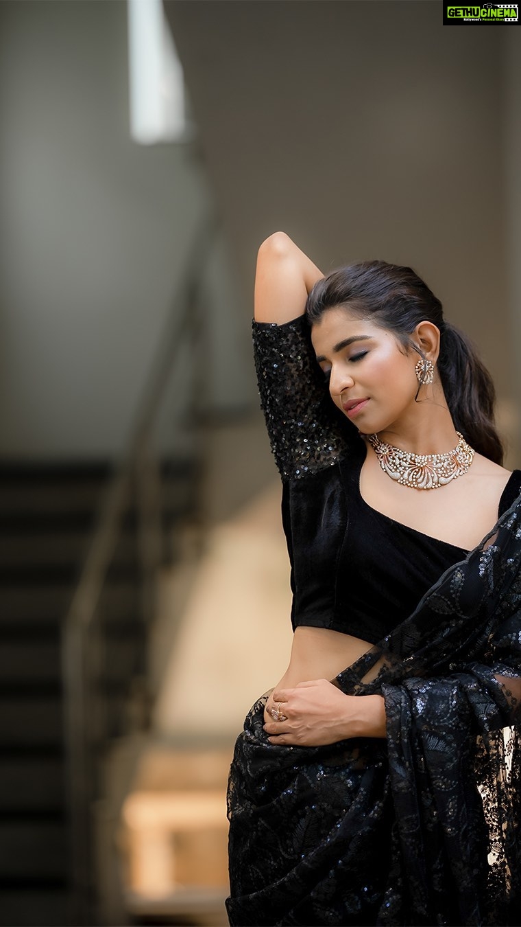 Lisha Chinnu Instagram - 🐝📽️🦅 . . . #lifeoflee Muah @mua_vijisharath @makeup_sharathbhushan Styled by @labelswarupa Camera @camerasenthil Jewellery @kirtilalsonline Location @anora_artstudio #black #sareelove #indianwear #instafasion #llifeoflee #love #livemusic #bosslady #sareeaddict #movielovers #actress #kollywood #mollywood #bollywood