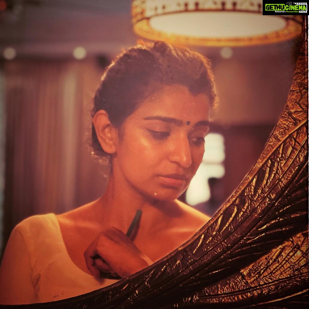 Lisha Chinnu Instagram - Your Craft is your strength….!!! Mirror Practices. Do what makes you happy 😃 Navarasa….. #theatre #artistsoninstagram #practisemakesperfect #believer #lifeoflee #Navarasa #actorslife #actress #antique #navarasa #keralasareereels #dancer #trending #kerala #musically