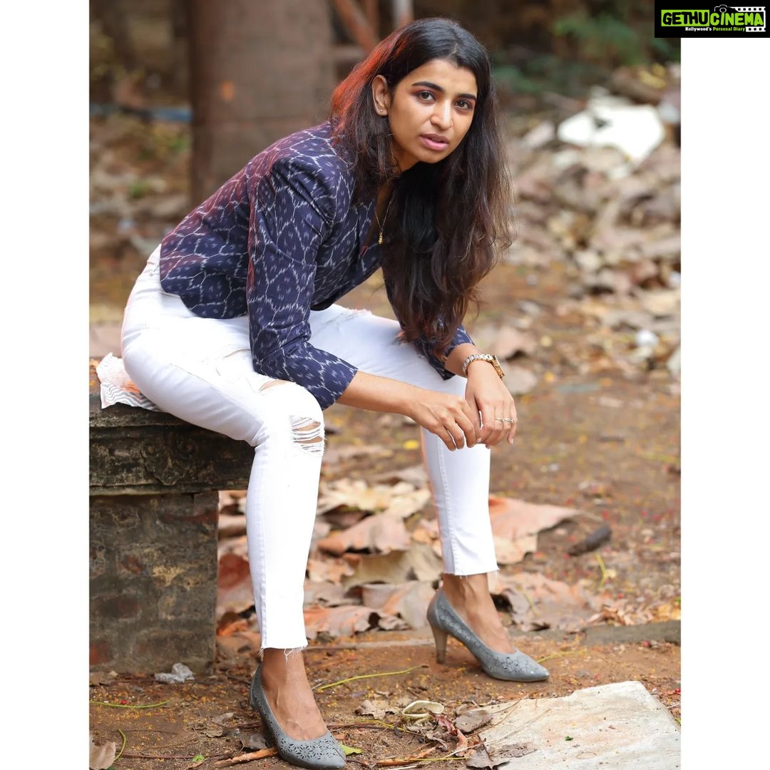 Lisha Chinnu Instagram - No one is special to me... I only be with those Who RESPECT Me Photographer @photographer_nagoor Blazer @kaamathevastraa @mayuri_arudra . . #entrepreneurship #motivationmafia #girlswhodreambig #bossgirl #lish #lifeoflee #successmindset #peace #strongwomen #respectwomen #cirkleprandevents #womenstyle #womenwithstories #reelsinstagram #reelsvideo #indianwomen #actress