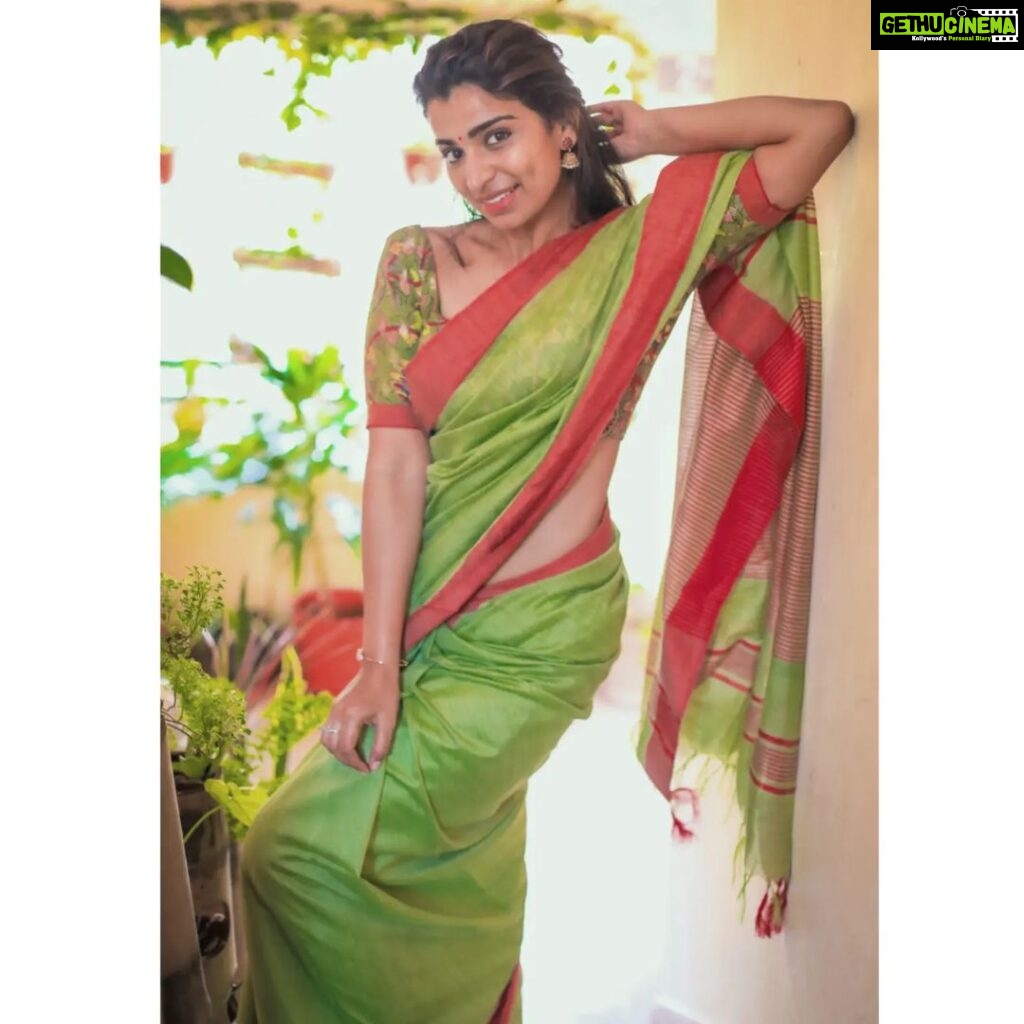 Lisha Chinnu Instagram - 🌼 ❣️ . . Photographer @vajiravelunatarajan @vsmartphotography Muah @bee_s.makeup #sareelove #natural #green #lish #photoshoot #modeling #actress #womenentrepreneur #womeninpr #womeninmedia #dancer #tamilnadu #musiclover #chennai #kollywood #indianwomen