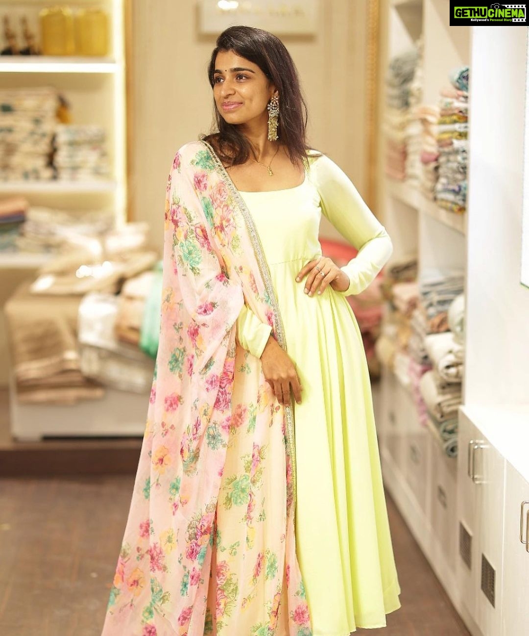 Lisha Chinnu Instagram - Everyone has a chapter , they don’t read it loud 👀🤫 . Agree ?? Costume @labelswarupa Photos @zerogravityphotography #salwarsuits #casualoutfit #desigirl #instagram #indian #trending #movies #kollywood #chennai #tamilponnu #tamilcinema
