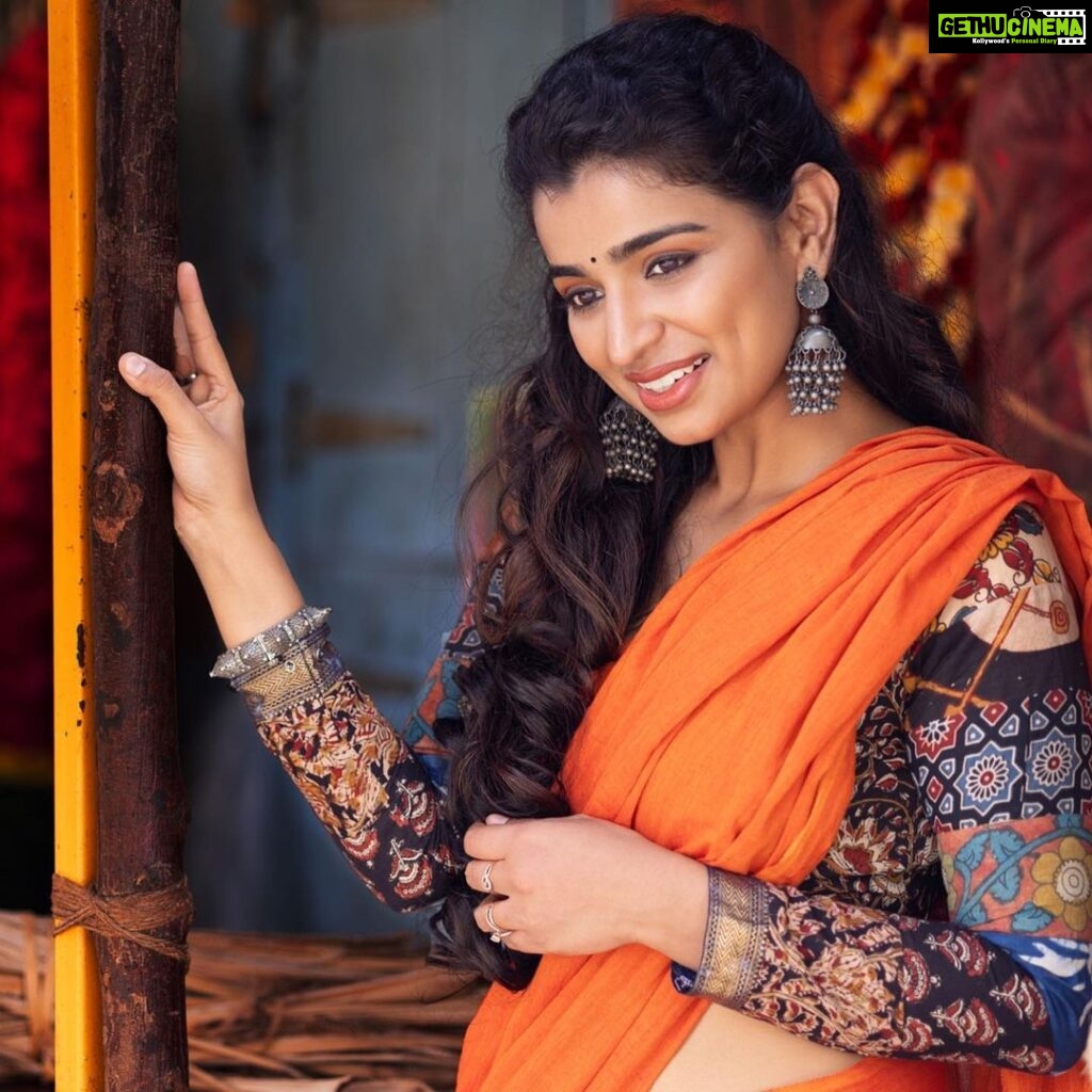 Lisha Chinnu Instagram - 🧡🌻🌺 . . . Photographer @gk_.photography._ Muah @yolo.offl @pavash_ Costume & Styling @labelswarupa #saree #indian #sareelove #ethnicwear #girlnextdoor #love #orange #mood #tamilponnu #actress #womeninpr #musiclover🎶 #womenentrepreneurs Chennai, India