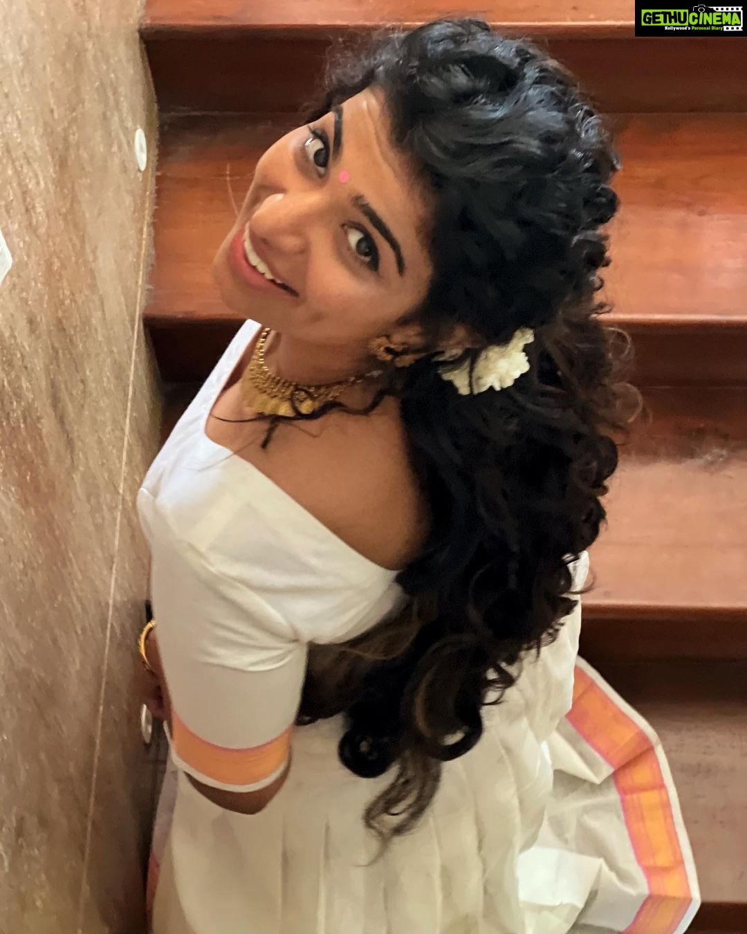 Lisha Chinnu Instagram - Hey You ! Make yourself a priority…!!! 💎🦋🌼🫰🏻 Muah @bee_s.makeup . . . Photo taken by my Anbu THAMBI @adhitya.sathyakumar #lifeoflee #lovelife❤️ #benatural #honesty #diwali #tamilponnu #candid #october