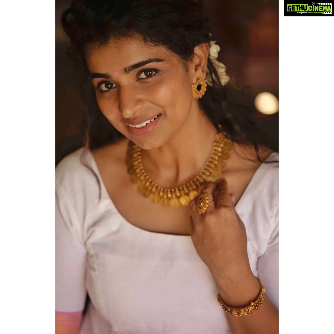 Lisha Chinnu Instagram - Happy Onam .... !!!! 🌺🤍🌸🎼 . . Wearing @ivalinmabia @mabia_mb Jewellery @challani_jewellery Photo @saicharan__photographer MUAH @bee_s.makeup #onamcelebration #onam #lifeoflee #onam2022 #pookolam #mavali #onamsadhya #actress #modeling #cirkleprandevents #moviebuff #musician