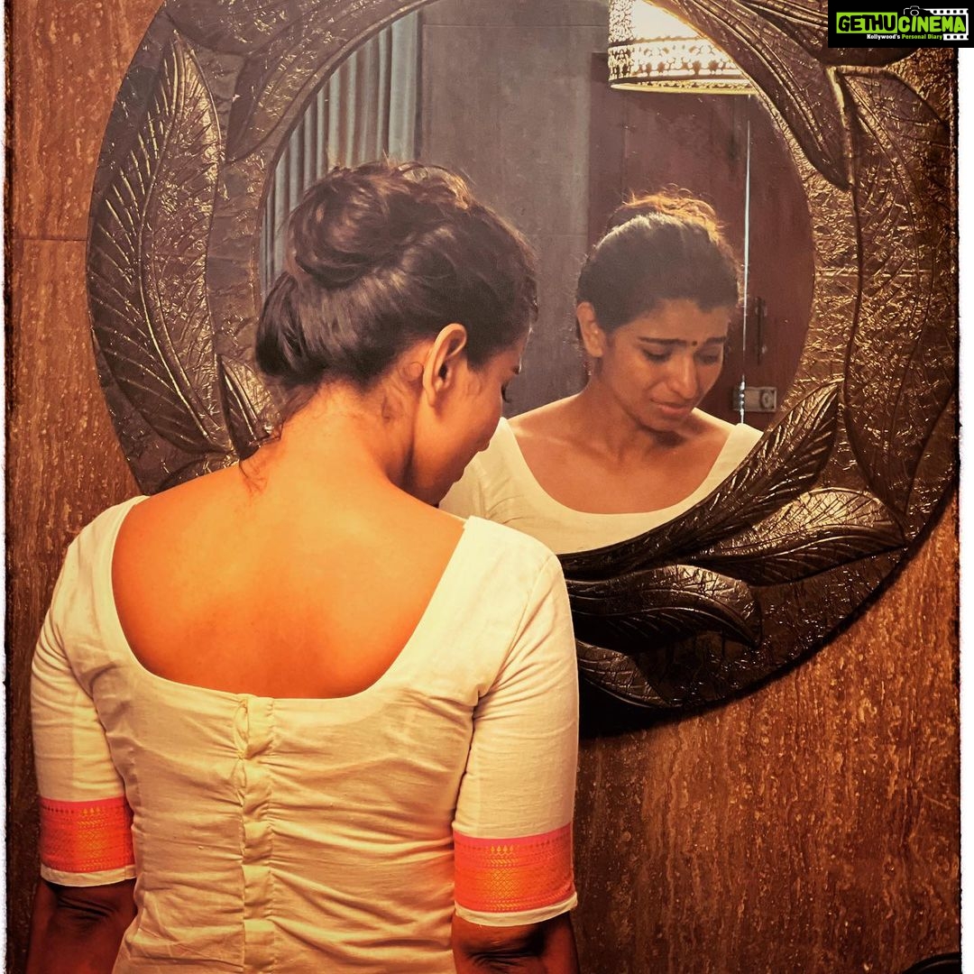 Lisha Chinnu Instagram - Your Craft is your strength….!!! Mirror Practices. Do what makes you happy 😃 Navarasa….. #theatre #artistsoninstagram #practisemakesperfect #believer #lifeoflee #Navarasa #actorslife #actress #antique #navarasa #keralasareereels #dancer #trending #kerala #musically
