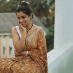 Lisha Chinnu Instagram - "Grow through what you go through." . . #lifeoflee #sareelove #explore #nomakeup #nofilter #desi #indian #simplicity #tamilnadu #yellowsaree #yellow #csk #chennai #tamilnadu #culture #photo #benatural #saree #lifeoflee #tamilponnu #actresslife #entrepreneur #womeninmedia #lisha #womeninbusiness #movies #kollywood
