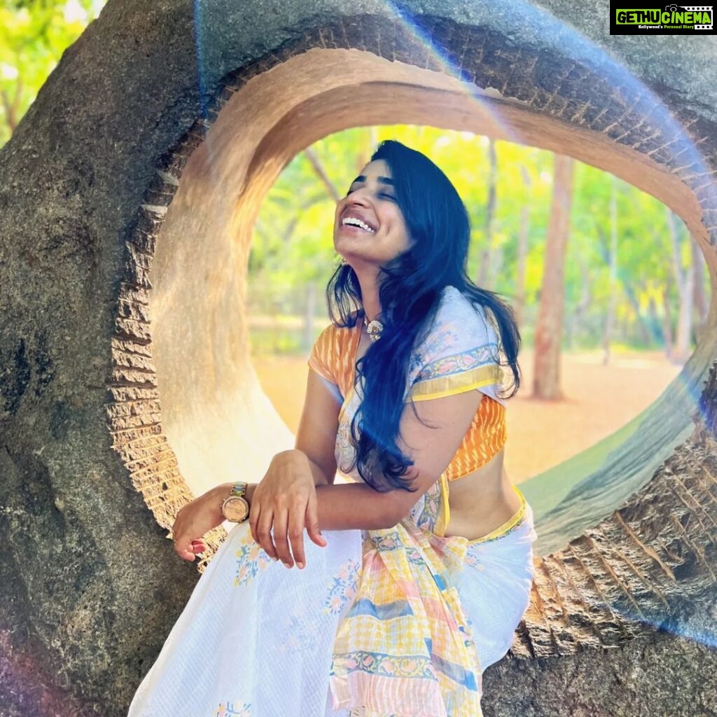 Lisha Chinnu Instagram - We all have two lives... The second one starts when we realise that we have only one....!!! Bday pic #lifeoflee #birthdaypic #lishdimple #peaceandlove #lishahappyplace #dancer #music #musiclover #actress #modeling #entrepreneur