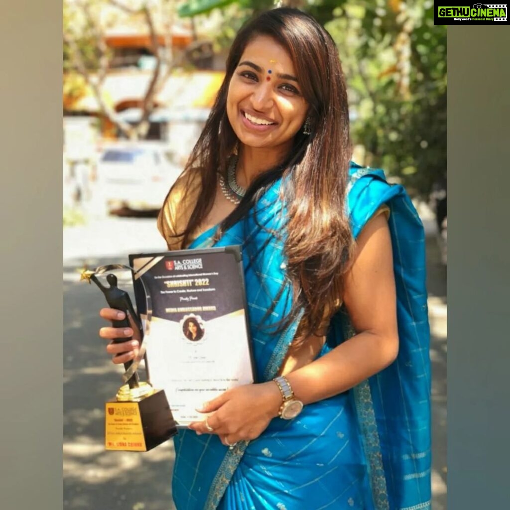Lisha Chinnu Instagram - Happy to be receiving tis award "Media Ambassador Award" from @sacas.arts. Such moments in life are always special bcoz it's gives you opportunity to do more nd more ... #SAcollegeofartsandscience.....!! #womeninbusiness #womeninpr #womenentrepreneurs #motivation #cirkleprandevents #awards #women #worklife #womensday #loveforwork❤️