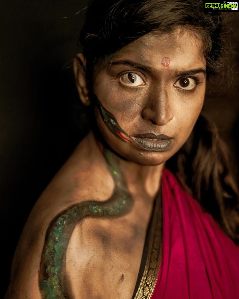 Lisha Chinnu Instagram - Happy Halloween 🎃 !!! Celebrating d Indian Halloween... . Indian Mythical Nag women Start by drawing the outline of the snake, start adding black and using finger add cream green metallic eyeshadow to give a 3D dimension, eyes and young for the snake,dab little with the mixture of black brown shadow to create rustic look and finally add a fake tooth to finish the look. Muah @arte_makeup_academy @joline_mua 📷 @sinty_boy #Indian #indiahalloween #halloweenmakeup #villagegirl #ghostphotoshoot #ghost #lishachinnu #model #actress #entrepreneurlife #cirkleprandevents #livelife #musiclover🎶