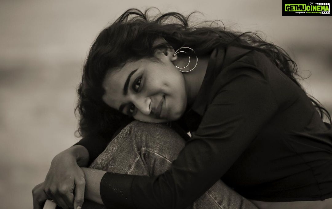 Lisha Chinnu Instagram - Nee Partha Parvaaikoru Nandri. !!! . . . . Photographer @rahuldev1177 Styling @labelswarupa With @arunprajeethm Muah @artistrybydanu #music #illayarajasongs #kamalhasan #illayarajaforever #blackandwhite #legendsofmusic #fresh #actor #tamilponnu #womeninbusiness
