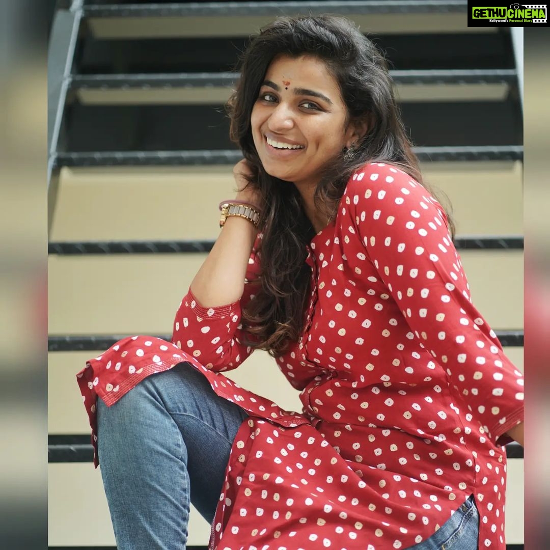Lisha Chinnu Instagram - Everyone has a chapter, they don't read out loud .. !!!! 👀 📷 @sinty_boy #causalwear #photoshoot #simplestyle #nomakeuplook #lishachinnu #model #actress #movielover #dancer #entrepreneurlife #Cirkleprandconsulting #dimplegirl #brandconsultant #contentcreator #creativity