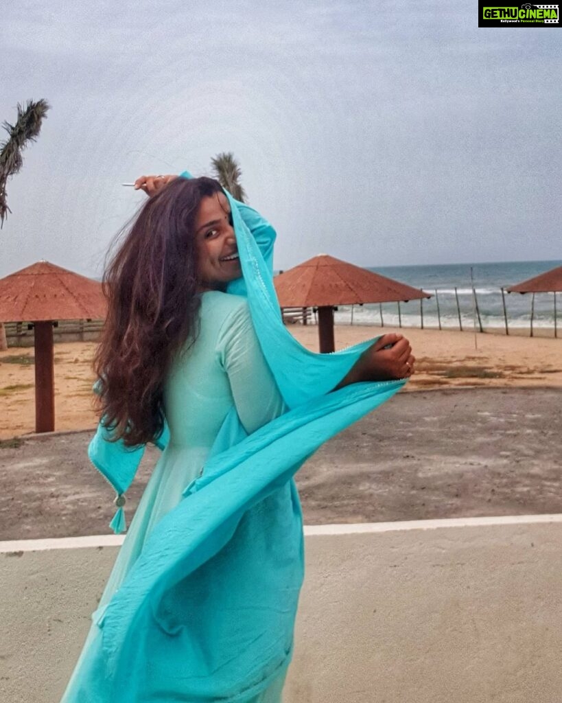 Lisha Chinnu Instagram - It's been a while now... How r u all guys ? . . . #blues #happyface #happyhour #stayactive #lishachinnu #livedpresent #beachvibes #windy #coolblues #womeninpr #womensupportingwomen #love #dancer #cirkleoflife #cirkleprandevents #livelife #musiclover🎶