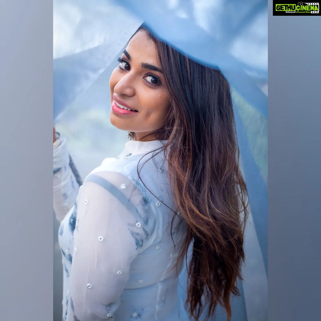 Lisha Chinnu Instagram - Believe you can...!!! Keep d smile on 🤩 . . . Muah @bee_s.makeup Photos @vajiravelunatarajan Costume @label_afeera