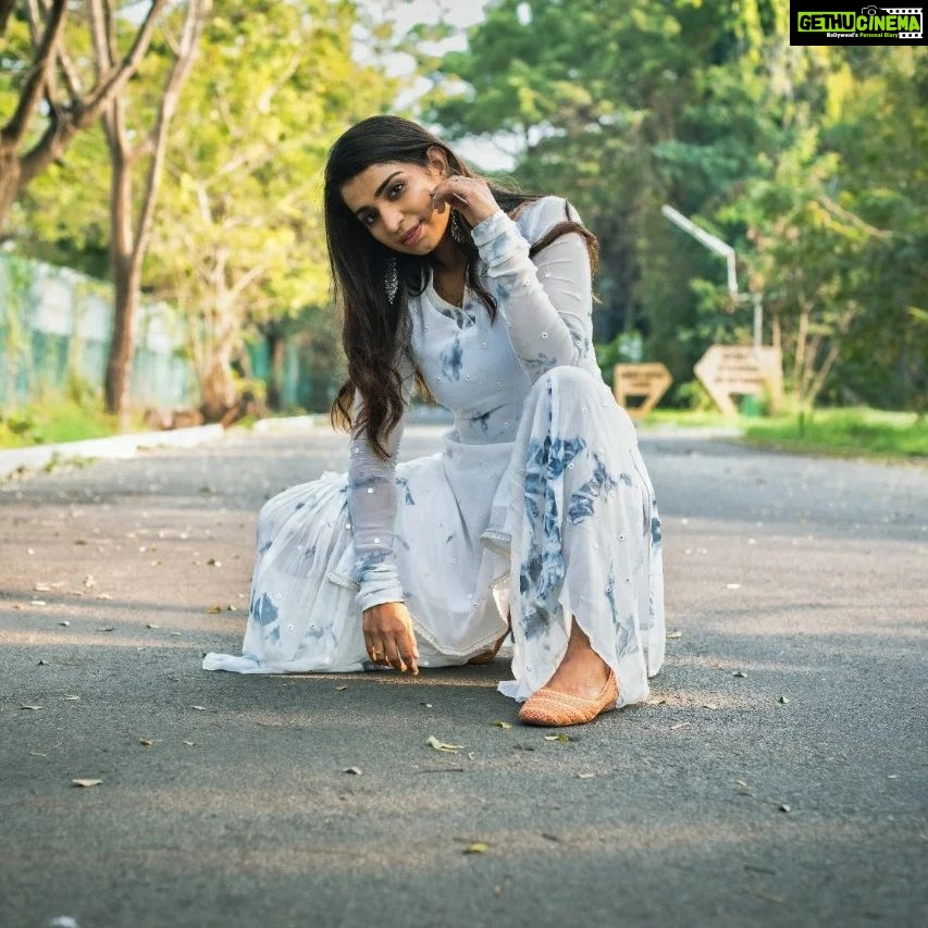 Lisha Chinnu Instagram - MOoD ..!!!! . . . Wearing @label_afeera Photo @vajiravelunatarajan Muah @bee_s.makeup #photoshoot #model #womeninpr #womenentrepreneurs #actress #womeninbusiness #loveforwork❤️ #worklife #modelshoot #makeupartist