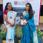 Lisha Chinnu Instagram - Happy to be receiving tis award "Media Ambassador Award" from @sacas.arts. Such moments in life are always special bcoz it's gives you opportunity to do more nd more ... #SAcollegeofartsandscience.....!! #womeninbusiness #womeninpr #womenentrepreneurs #motivation #cirkleprandevents #awards #women #worklife #womensday #loveforwork❤️