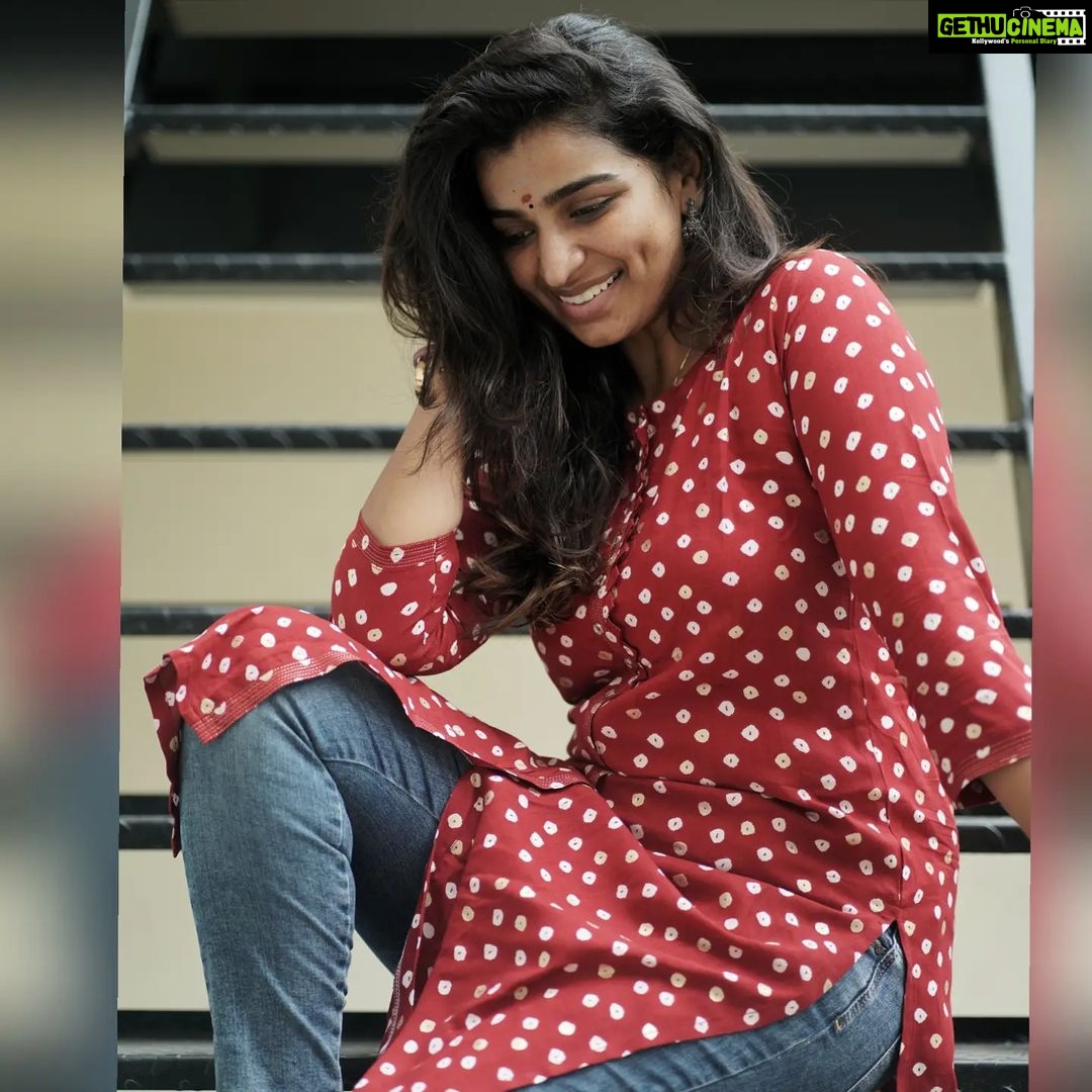 Lisha Chinnu Instagram - Everyone has a chapter, they don't read out loud .. !!!! 👀 📷 @sinty_boy #causalwear #photoshoot #simplestyle #nomakeuplook #lishachinnu #model #actress #movielover #dancer #entrepreneurlife #Cirkleprandconsulting #dimplegirl #brandconsultant #contentcreator #creativity