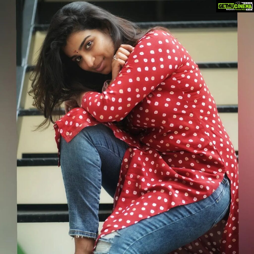 Lisha Chinnu Instagram - Everyone has a chapter, they don't read out loud .. !!!! 👀 📷 @sinty_boy #causalwear #photoshoot #simplestyle #nomakeuplook #lishachinnu #model #actress #movielover #dancer #entrepreneurlife #Cirkleprandconsulting #dimplegirl #brandconsultant #contentcreator #creativity