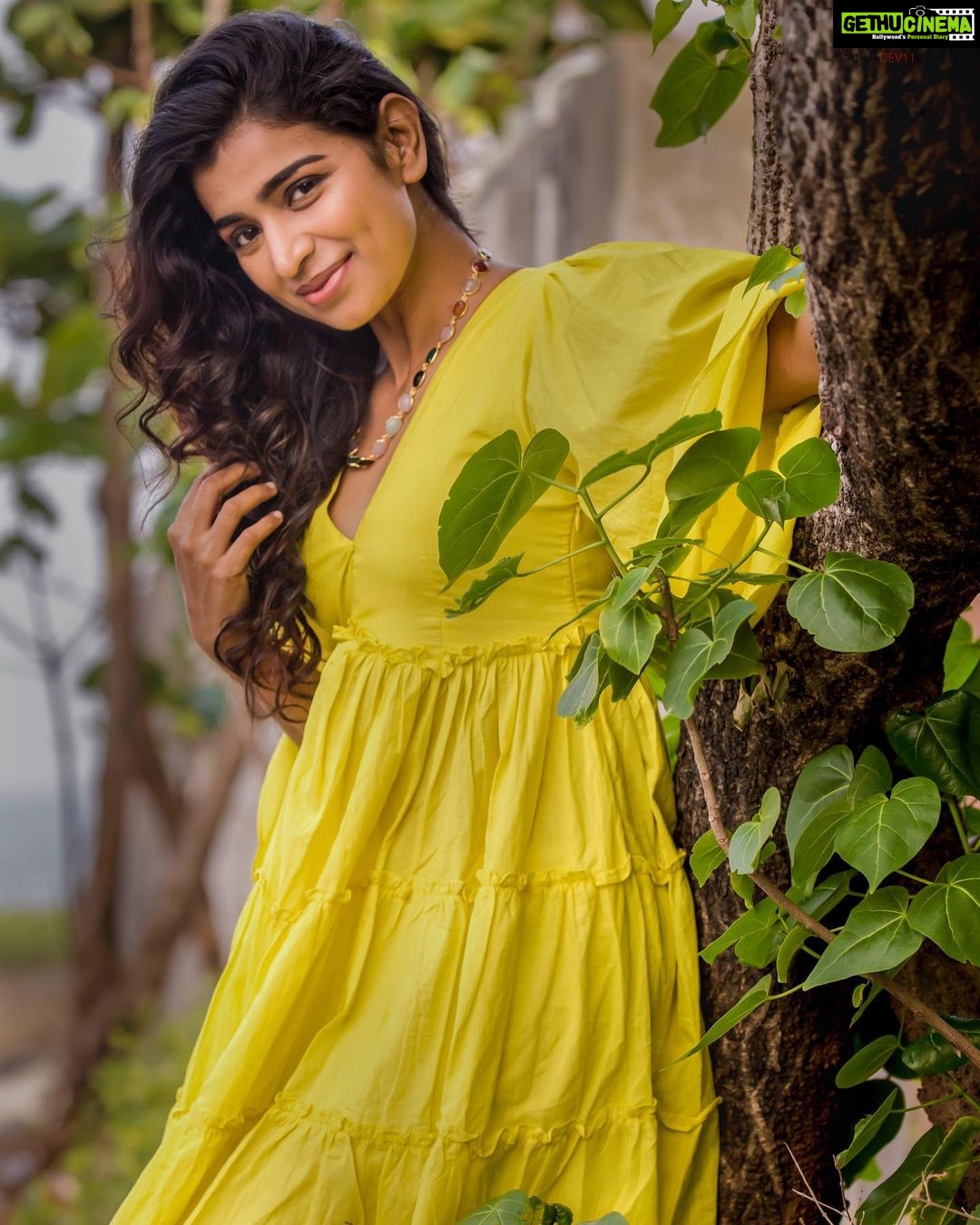 Lisha Chinnu Instagram - It’s your life and journey. It doesn’t need to make sense to anyone as long as it makes sense to you. . . Muah @artistrybydanu Styling @labelswarupa Jewellery @ishhaara Photographer @rahuldev1177 #photoshoot #yellowdress #western #casual #model #chennai #tanilponnunga #actor #entrepreneur #womeninpr #womeninbiz #model #happyme #photography #today