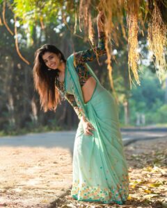 Lisha Chinnu Instagram - Girl , May the tears you cried in 2022 water the seeds you’re planting in 2023. What’s your most important goal for 2023 ? Comment Down Saree @suta_bombay . . . . Photos @vsmartphotography @vajiravelunatarajan