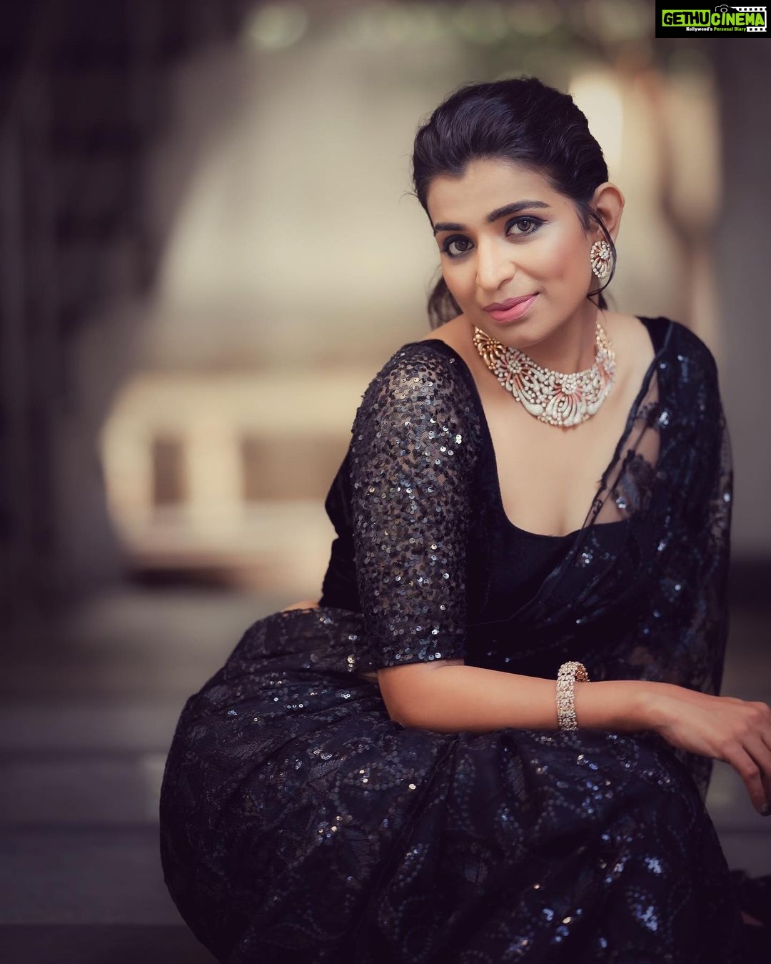 Lisha Chinnu Instagram - Dolled up for a shoot with complete makeup look and this is the outcome . What do you prefer ? Real Lee or Reel Lee ? Comment below and let me know #lifeoflee . . . Camera @camerasenthil Muah @makeup_sharathbhushan @mua_vijisharath Costume/stylist @labelswarupa Location @anora_artstudio Jewellery @kirtilalsonline