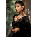 Lisha Chinnu Instagram - Remember, the key is to find a style that makes you feel confident and Comfortable… #lifeoflee Styled by @labelswarupa Jewellery @kirtilalsonline Studio @anora_artstudio Shoot by @camerasenthil Muah @mua_vijisharath @makeup_sharathbhushan #blacksaree #lish #partywear #blacklove