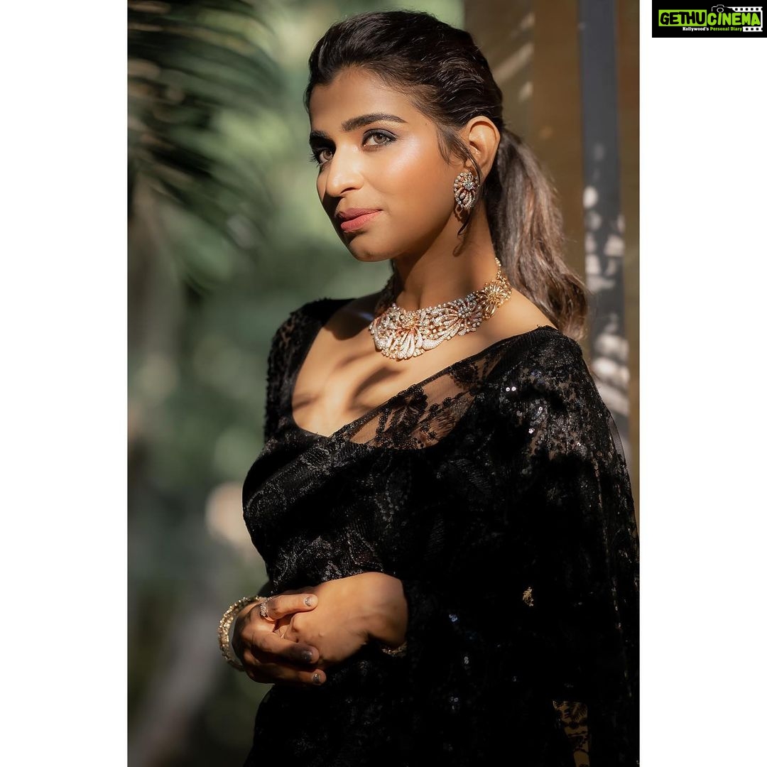 Lisha Chinnu Instagram - Remember, the key is to find a style that makes you feel confident and Comfortable… #lifeoflee Styled by @labelswarupa Jewellery @kirtilalsonline Studio @anora_artstudio Shoot by @camerasenthil Muah @mua_vijisharath @makeup_sharathbhushan #blacksaree #lish #partywear #blacklove