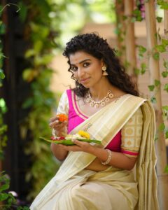 Lisha Chinnu Instagram - இனிய தமிழ் புத்தாண்டு மற்றும் விஷு நல்வாழ்த்துக்கள் . . . Captured by @camerasenthil Location @anora_artstudio Muah @mua_vijisharath @makeup_sharathbhushan Jewellery @kirtilalsonline Styled by @labelswarupa #happytamilnewyear #chennai #vishuashamsakal #vishu #traditionalwear #festive #photooftheday #tamilponnu #sareelove #desi #kerala #keralagram #actress #casting