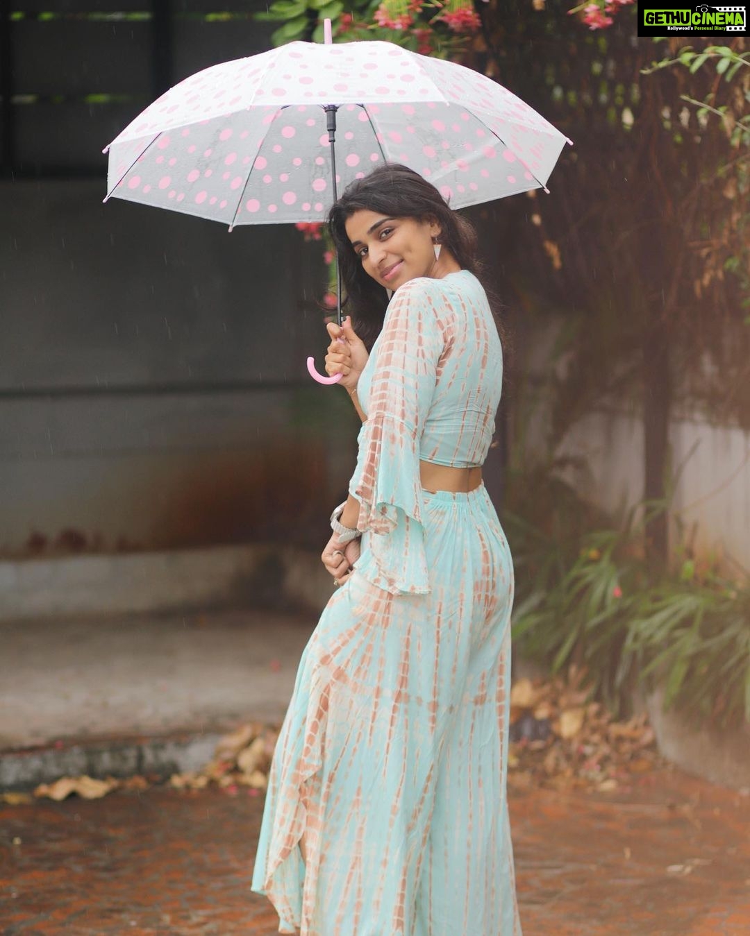 Lisha Chinnu Instagram - 🌧️ ☔️ . . . #chennairains❤ #lifeoflee #rainphotography #lish #photo #womeninmedia #actorslife #musiclover #dancer #trending #womeninpr #womeninbusiness