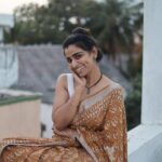 Lisha Chinnu Instagram - "Grow through what you go through." . . #lifeoflee #sareelove #explore #nomakeup #nofilter #desi #indian #simplicity #tamilnadu #yellowsaree #yellow #csk #chennai #tamilnadu #culture #photo #benatural #saree #lifeoflee #tamilponnu #actresslife #entrepreneur #womeninmedia #lisha #womeninbusiness #movies #kollywood