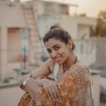 Lisha Chinnu Instagram - "Grow through what you go through." . . #lifeoflee #sareelove #explore #nomakeup #nofilter #desi #indian #simplicity #tamilnadu #yellowsaree #yellow #csk #chennai #tamilnadu #culture #photo #benatural #saree #lifeoflee #tamilponnu #actresslife #entrepreneur #womeninmedia #lisha #womeninbusiness #movies #kollywood