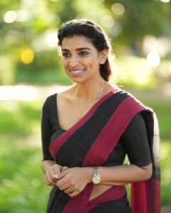 Lisha Chinnu Instagram - 🖤♥️
.
.
.
Photographer @gowtham__rajendran 
Muah @ftvsalon.sterlingroad.chennai 
Styling @labelswarupa