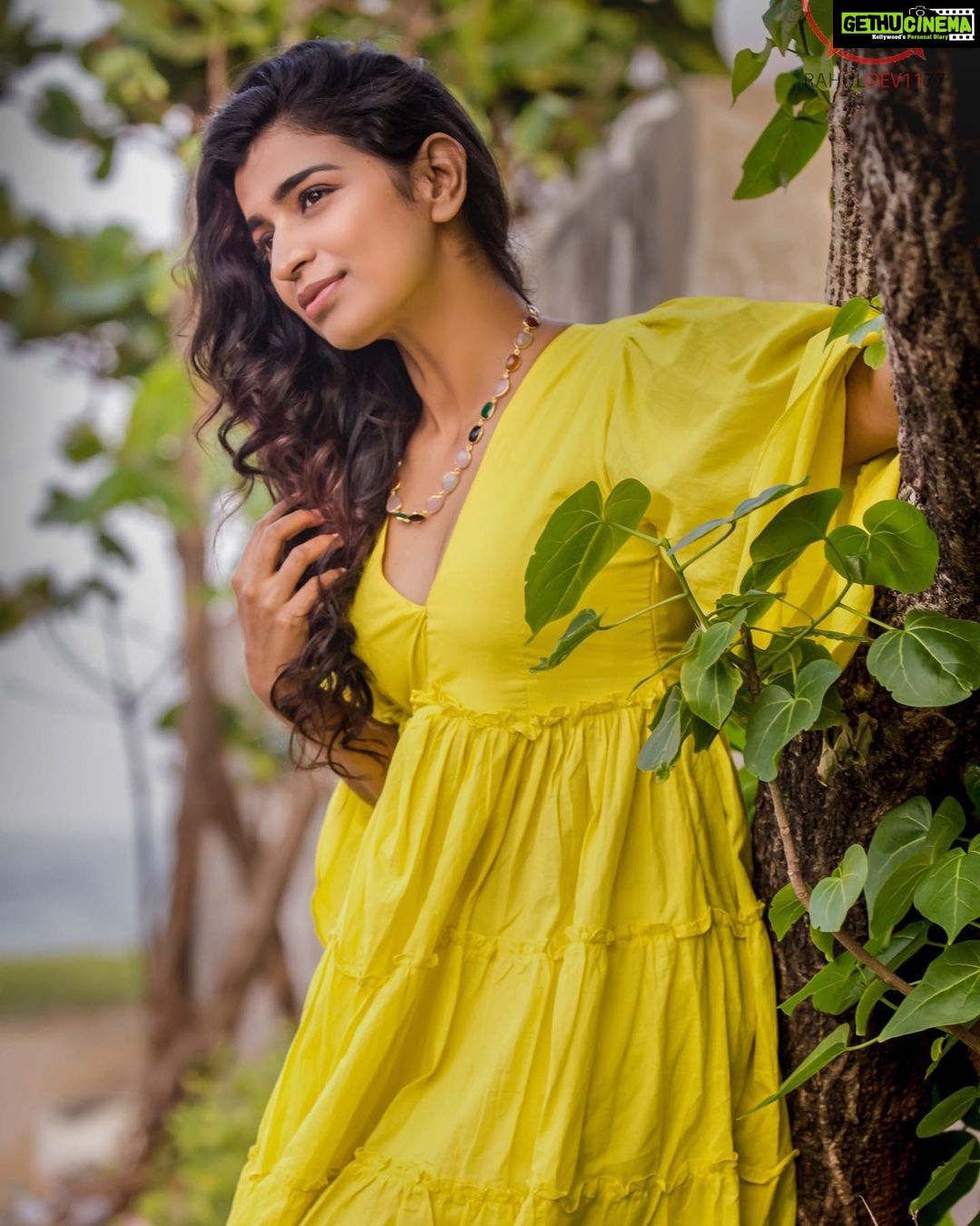 Lisha Chinnu Instagram - It’s your life and journey. It doesn’t need to make sense to anyone as long as it makes sense to you. . . Muah @artistrybydanu Styling @labelswarupa Jewellery @ishhaara Photographer @rahuldev1177 #photoshoot #yellowdress #western #casual #model #chennai #tanilponnunga #actor #entrepreneur #womeninpr #womeninbiz #model #happyme #photography #today