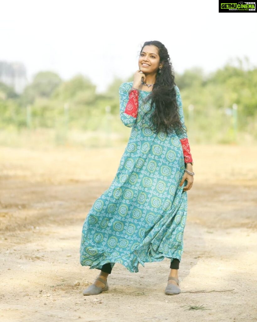 M.M. Manasi Instagram - Some beautiful shots from our latest shoot.. Btw did you check out our latest video? Link in bio 🥰❤️ . 👗- @magizham_boutique 📸- @chandanramesh24 . #mmmanasi #mmmonissha #singer #voiceoveractor #dancereels #dance #twinning #outfitoftheday #twinningoutfits #smilemore #grateful #newvideo