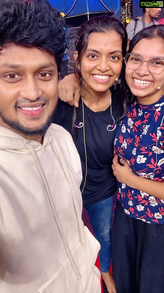 M.M. Manasi Instagram - It’s not that easy to perform dancing and singing together But yes they did it 👏🏻🔥 What a positive vibe and energy they have ❤🔥 Happy to choreograph the singer herself @manasimm who sung Ranjithame for thalapathy 🥺 And very talented @monisshamm 👏🏻❤ Had a great time working with you both🫶🏻 #vijaytelevisionawards #manichandra #mani #m3sisters #monissha #manasi
