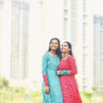 M.M. Manasi Instagram - How could we not make a reel when we are wearing a twinning outfit? 🙈 Also, We shot a beautiful music cover video 𝗿𝗲𝗹𝗲𝗮𝘀𝗶𝗻𝗴 𝘁𝗼𝗺𝗼𝗿𝗿𝗼𝘄 ✨🫰 Can't wait to share it with y'all ❤️ . 👗- @magizham_boutique 📸- @chandanramesh24 . #mmmanasi #mmmonissha #singer #voiceoveractor #dancereels #dance #twinning #outfitoftheday #twinningoutfits #smilemore #grateful #newvideo