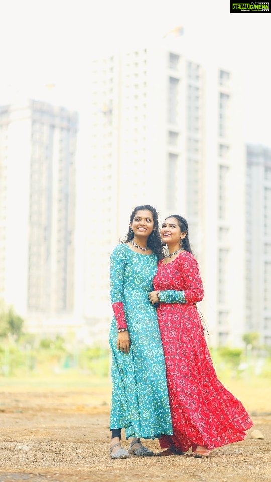 M.M. Manasi Instagram - How could we not make a reel when we are wearing a twinning outfit? 🙈 Also, We shot a beautiful music cover video 𝗿𝗲𝗹𝗲𝗮𝘀𝗶𝗻𝗴 𝘁𝗼𝗺𝗼𝗿𝗿𝗼𝘄 ✨🫰 Can't wait to share it with y'all ❤️ . 👗- @magizham_boutique 📸- @chandanramesh24 . #mmmanasi #mmmonissha #singer #voiceoveractor #dancereels #dance #twinning #outfitoftheday #twinningoutfits #smilemore #grateful #newvideo