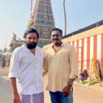 M. Sasikumar Instagram - இன்று சிறுவாபுரி முருகன் கோவிலில் சாமி தரிசனம் 🙏🏻 தம்பி @virumandi_dir #Siruvapuri Shri #Balasubramaniaswamy #Temple