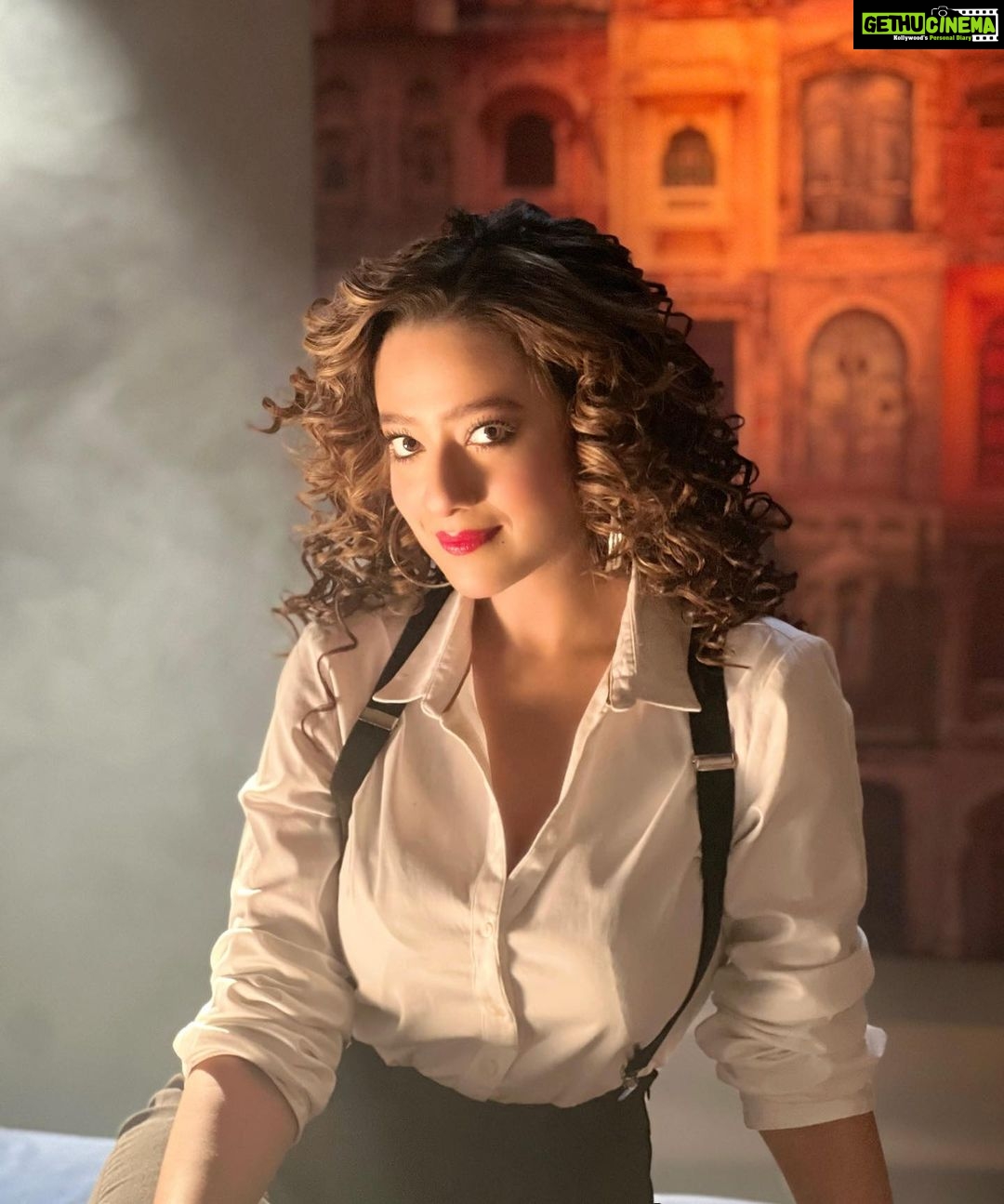 Madalsa Sharma Instagram - A grateful heart is a magnet for miracles…. ✨✨ #quoteoftheday #thoughtoftheday #madalsasharma #kavya #picoftheday #postoftheday #instadaily #instapic #instagood #instamood #mood #love #actorslife