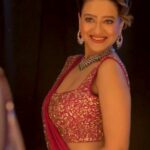 Madalsa Sharma Instagram - Punjabi shaadi mein Gujarati tadka lagaane, aa rahi hai Kavya! Aap bhi waqt par aa jaaiyega, kahin koi rasm miss na ho jaaye. Dekhiye, #TeriMeriDoriyaann, aaj shaam 7 baje, StarPlus aur kabhi bhi Disney+ Hotstar par. @himanshiparashar @vijayendrakumeria @roopamsharma503 @tushardhembla @prachiihada @jatin.s.arora @anshuvarshneyofficial @vaishnaviganatraofficial @saileshgulabani @Swastik_tiwari40 @lubnamsalim @singhsharhaan @siddhartha_vankar_official @madalsasharma