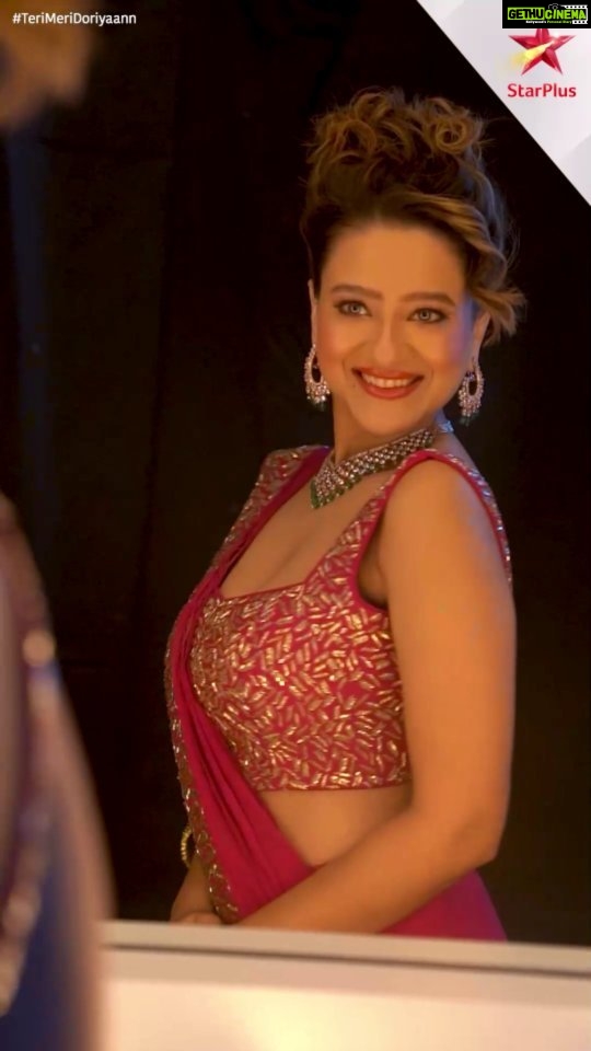 Madalsa Sharma Instagram - Punjabi shaadi mein Gujarati tadka lagaane, aa rahi hai Kavya! Aap bhi waqt par aa jaaiyega, kahin koi rasm miss na ho jaaye. Dekhiye, #TeriMeriDoriyaann, aaj shaam 7 baje, StarPlus aur kabhi bhi Disney+ Hotstar par. @himanshiparashar @vijayendrakumeria @roopamsharma503 @tushardhembla @prachiihada @jatin.s.arora @anshuvarshneyofficial @vaishnaviganatraofficial @saileshgulabani @Swastik_tiwari40 @lubnamsalim @singhsharhaan @siddhartha_vankar_official @madalsasharma