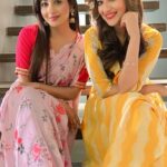 Madalsa Sharma Instagram - Relatable?! 😉😅 Masti on set with this cutie😘 @chhavvipandey #reels #reelsinstagram #madalsasharma #chhavvipandey #kavya #maaya #videooftheday #instadaily #instavideo #instagood #instamood #mood #trending #trendingreels #reelitfeelit #reelkarofeelkaro #reeloftheday #reelit #love #actorslife