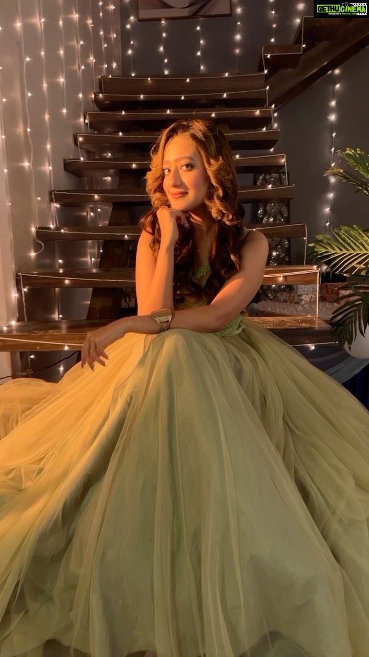 Madalsa Sharma Instagram - Mood….🎶💚 #reels #reelsinstagram #madalsasharma #kavya #videooftheday #instadaily #instavideo #instagood #instamood #mood #trending #trendingreels #reelitfeelit #reelkarofeelkaro #reeloftheday #reelit #love #actorslife