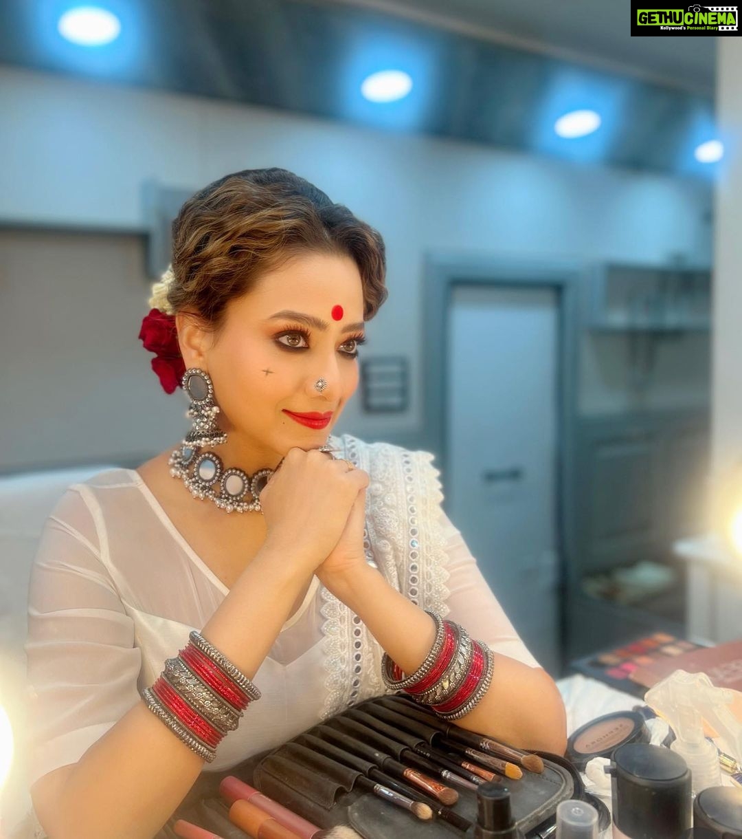 Madalsa Sharma Instagram - The way we experience the world around us is a direct reflection of the world within us….✨✨ #quoteoftheday #thoughtoftheday #madalsasharma #kavya #picoftheday #postoftheday #instadaily #instapic #instagood #instamood #mood #love #actorslife