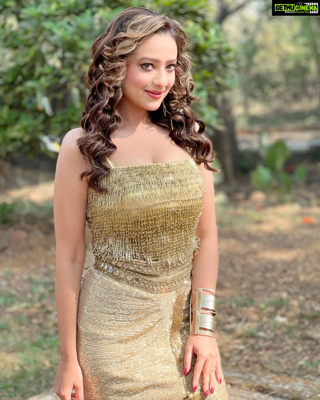 Madalsa Sharma Instagram - It’s not how much we have, but how much we enjoy that makes happiness✨✨ #quoteoftheday #thoughtoftheday #madalsasharma #kavya #picoftheday #postoftheday #instadaily #instapic #instagood #instamood #mood #love #actorslife